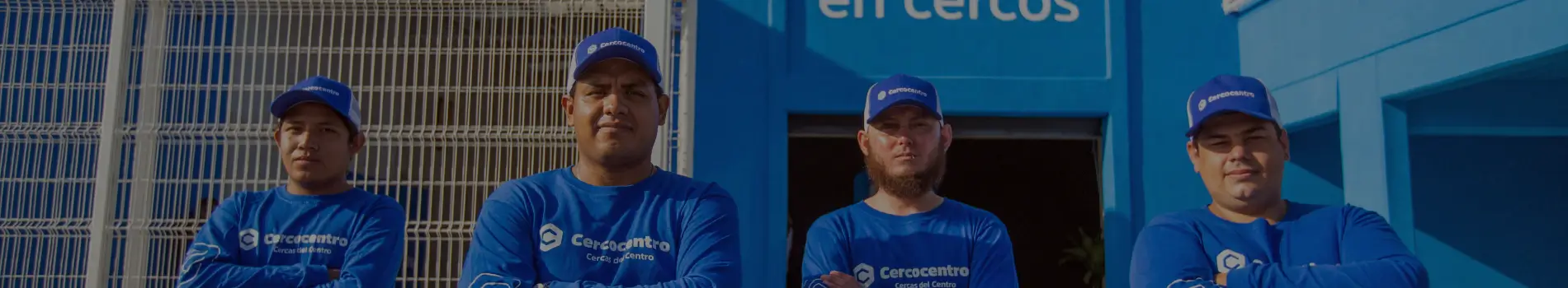 Cinco trabajadores de Cercocentro frente a una tienda Cercocentro