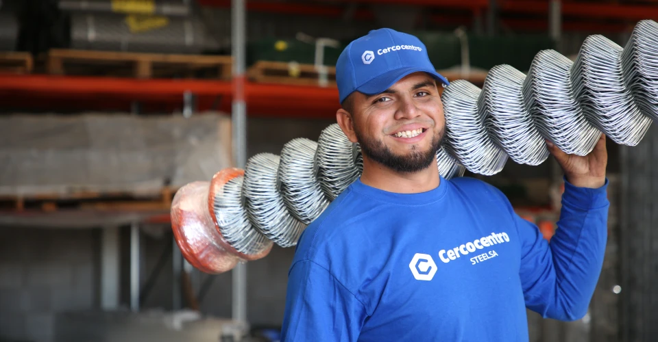 TRabajador de Cercocentro cargando un rollo de malla