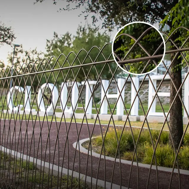 Vista frontal de una Reja Contemporánea deacero frente a una edificación