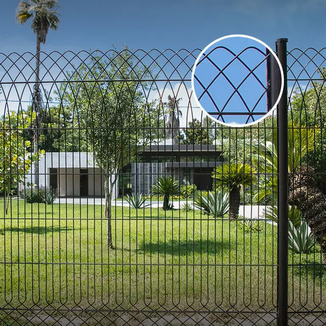 Vista frontal de una Reja Contemporánea deacero frente a una edificación
