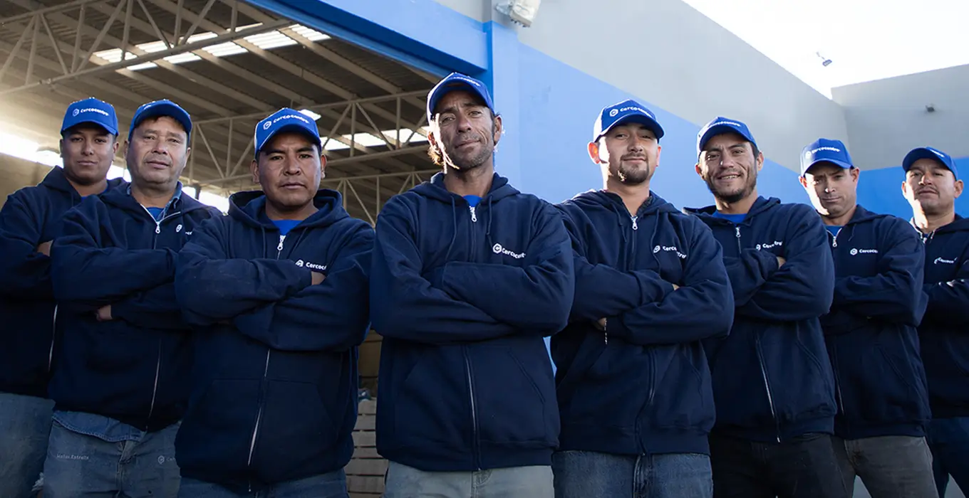 Vista frontal de una Reja Contemporánea deacero frente a una edificación