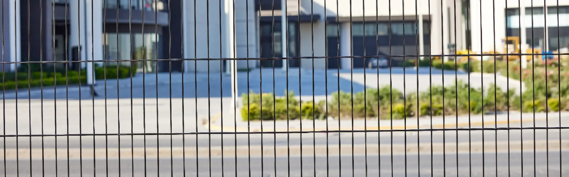 Vista frontal de una Reja Contemporánea deacero frente a una edificación