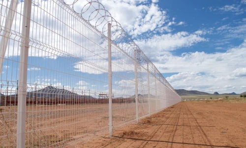 Reja Deacero Clásica blanca con alambre de púas instalada en un terreno desértico en Lienzo Charro