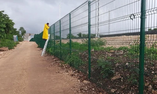 Reja Deacero Clásica color verde cubriendo el area de las vias del Tren Maya