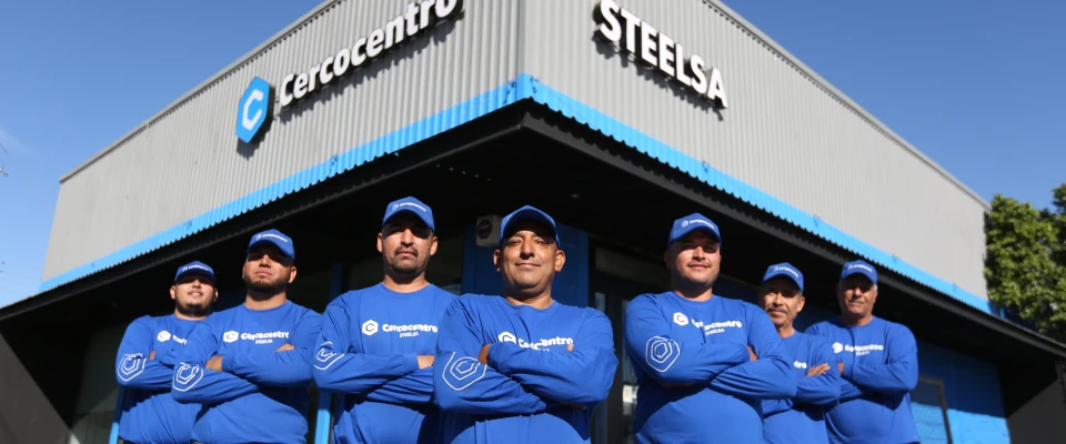 Grupo de trabajadores frente a una planta de Cercocentro