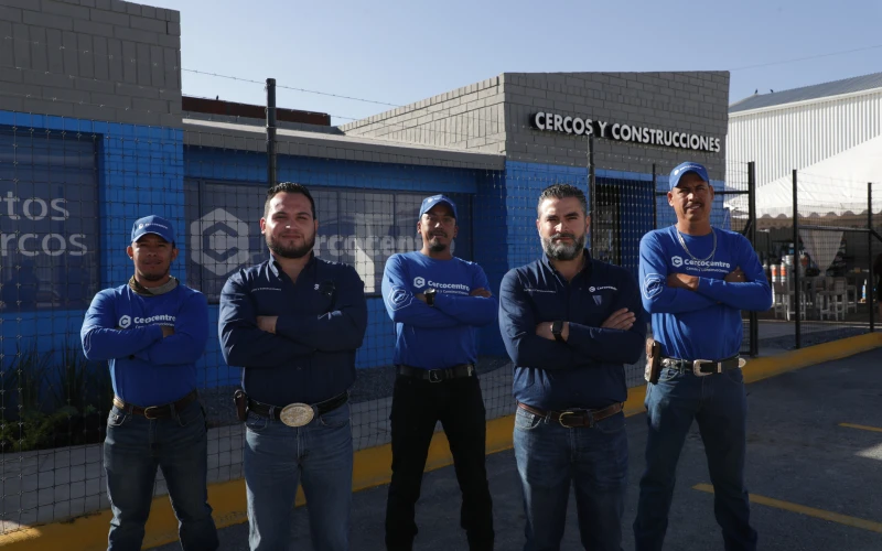 Equipo de Cercocentro frente de una sucursal