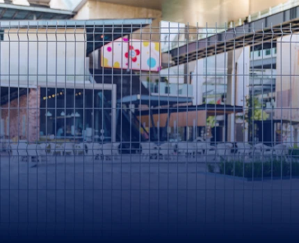 Cerco comercial frente a un centro comercial