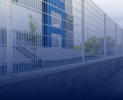 Cerco industrial frente a un almacen